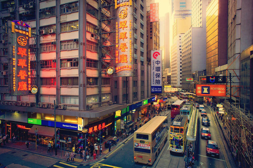 横图,室外,通讯,城市,道路,建筑,街道,路,摩天大楼,霓虹灯,公路,汽车,香港,标志,文字,字符,字母,交通,标识,现代,双层巴士,布告栏,黄昏,运输,摄影,照亮,马路,彩图