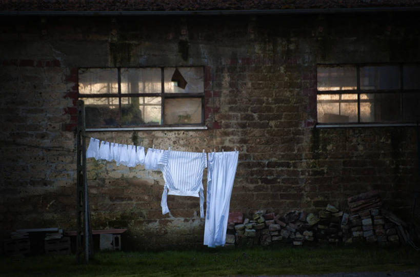 无人,家庭,横图,室外,夜晚,衬衫,窗户,意大利,砖,墙,洗衣服,衣服,晾衣服,温暖,温馨,一家人,摄影,和睦,碎玻璃,彩图,融洽,家务劳动