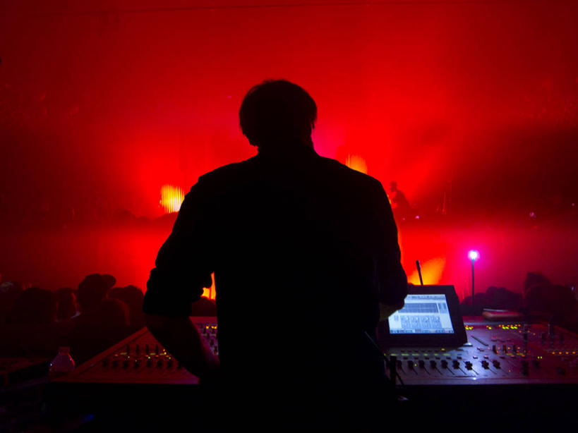 成年人,一个人,站,横图,室内,夜生活,技术,桌子,美国,仅一个男性,电器,音乐,背面,叉腰,个性,摄影,享乐,娱乐活动,剪影,音乐人,音频混合器,半身,彩图