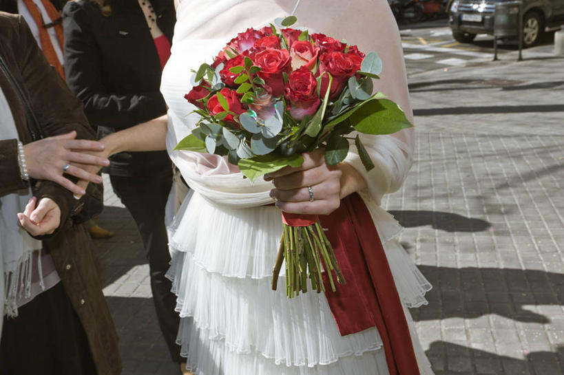 成年人,三个人,新娘,站,握手,横图,室外,特写,白天,婚纱,婚礼,玫瑰,西班牙,巴塞罗那,庆祝,人行道,拿着,花束,摄影,开端,彩图,传统文化