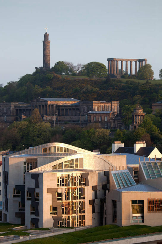 无人,竖图,室外,白天,天际线,城市,建筑,英国,柱子,首都,历史,苏格兰,树,摄影,生活方式,宁静,政府大楼,政府,万里无云,议会大楼,爱丁堡,卡尔顿山,彩图