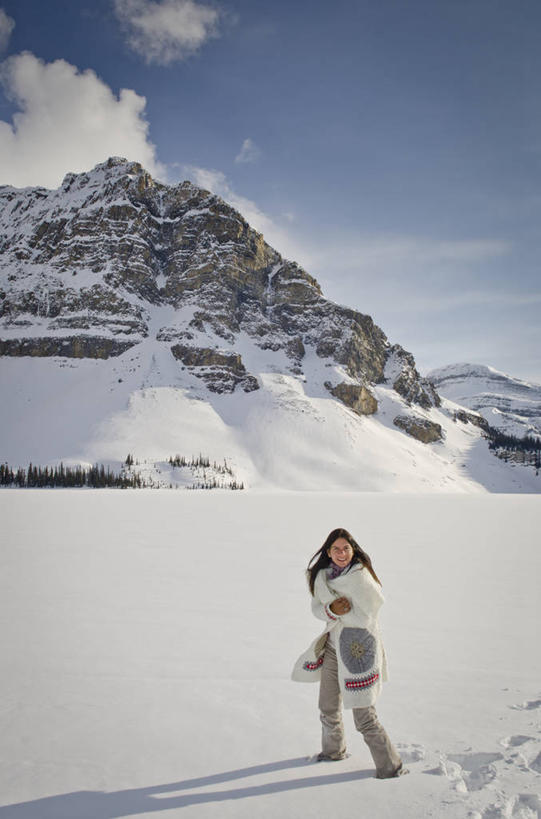 西方人,成年人,中年人,老年人,一个人,站,微笑,竖图,室外,白天,幸福,山,雪,欧洲,加拿大,欧洲人,仅一个女性,仅一个人,云,冬天,天空,自然,仅一个中年女性,寒冷,摄影,享乐,肖像,亚伯达,班夫,女人,女性,中年女性,白种人,休闲活动,彩图