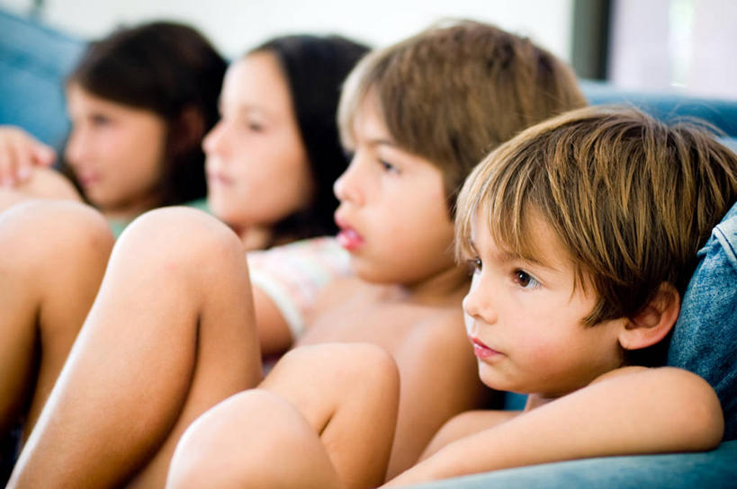 西方人,儿童,头发,四个人,坐,横图,室内,白天,侧面,友谊,纯洁,沙发,阿根廷,欧洲,欧洲人,首都,裸露,小孩,金色,放松,可爱,童年,童趣,摄影,起居室,裸,童真,烂漫,无邪,布宜诺斯艾利斯,天真,男孩,女孩,白种人,孩子,休闲活动,彩图