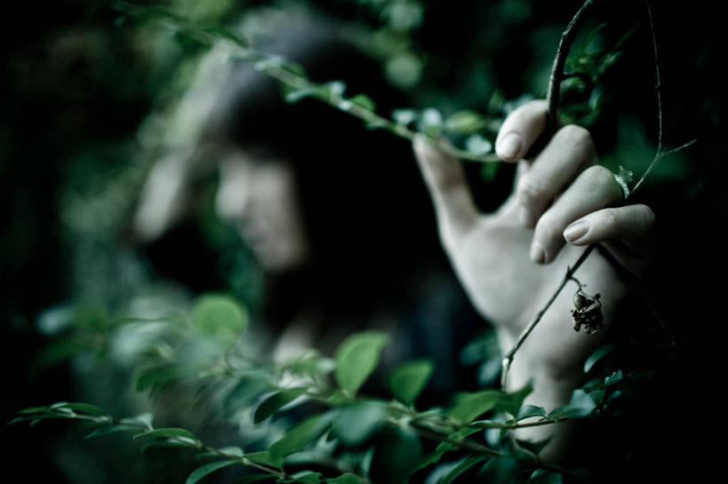 成年人,手,一个人,横图,室外,白天,神秘,叶子,美国,仅一个年轻女性,仅一个女性,仅一个人,拿着,藤蔓,人体,摄影,怪异,部分,藤蔓植物,亚特兰大,年轻女性,女人,女性,年轻人,彩图