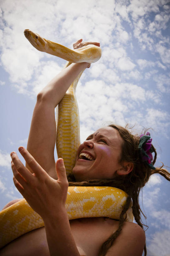 西方人,成年人,脸,头,脸颊,一个人,笑,微笑,露齿笑,竖图,室外,白天,仰视,快乐,幸福,英国,欧洲,欧洲人,仅一个年轻女性,仅一个女性,仅一个人,蛇,云,英格兰,肩膀,黄色,天空,乐趣,摄影,享乐,西欧,大不列颠,大不列颠及北爱尔兰联合王国,大不列颠及爱尔兰联合王国,萨塞克斯,萨塞克斯郡,苏塞克斯,东萨塞克斯郡,危险,年轻女性,女人,女性,白种人,年轻人,头部,脸部,脸蛋,面部,彩图,低角度拍摄,欢乐,雷鬼头,大不列颠王国,大英帝国,联合王国,日不落帝国