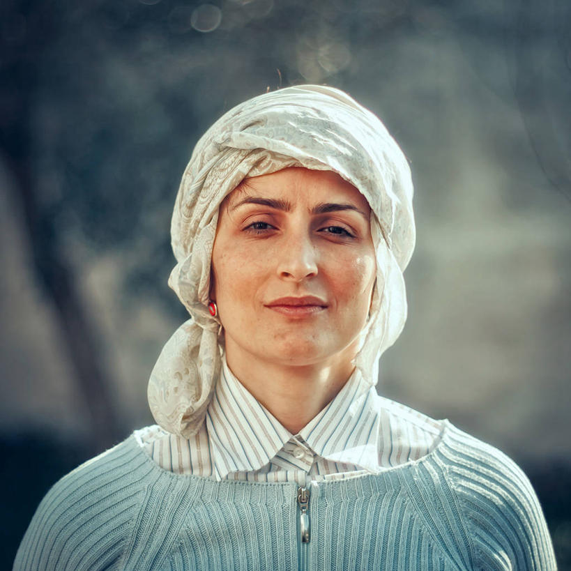 成年人,中年人,脸,头,脸颊,一个人,微笑,方图,室外,特写,白天,正面,毛衣,满意,幸福,信心,日光,意大利,仅一个女性,仅一个人,头巾,头饰,休闲装,肩膀,发饰,仅一个中年女性,摄影,肖像,乌比诺,女人,女性,中年女性,头部,脸部,脸蛋,面部,彩图