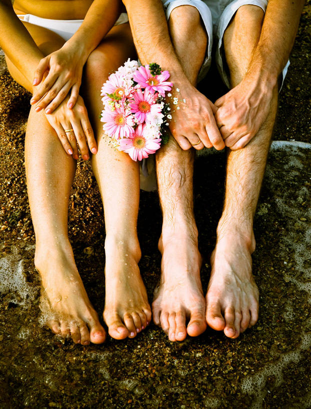 成年人,两个人,坐,竖图,俯视,室外,白天,比基尼,度假,日本,连接,湿,短裤,并排,拿着,花,花束,赤脚,放松,摄影,冈山县,异性恋,男人,女人,海滩,彩图,高角度拍摄,爱