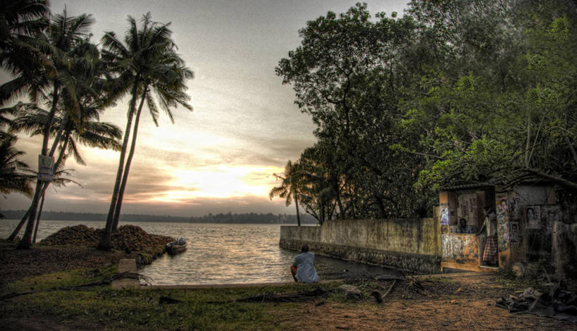 一个人,横图,室外,日出,船,印度,云,城镇,树,天空,自然,运输,摄影,宁静,喀拉拉邦,死水,椰子树,彩图