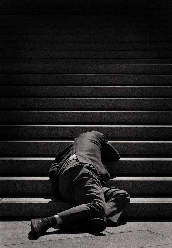 成年人,一个人,躺,竖图,黑白,室内,寂寞,德国,仅一个男性,套装,台阶,摄影,宗教建筑,德国文化,悲哀,科隆大教堂,科隆,大教堂,独处