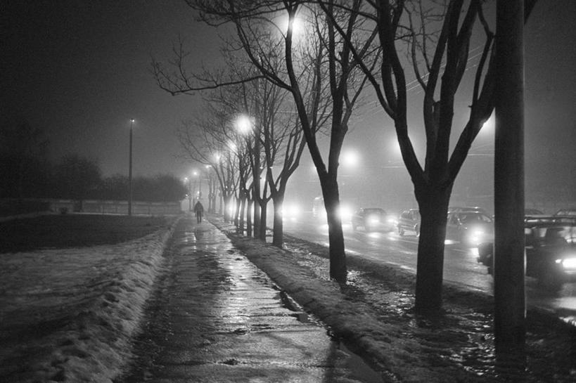 横图,黑白,室外,夜晚,道路,街道,路,路灯,公路,汽车,照明,白俄罗斯,湿,冬天,交通,天气,首都,灯,灯具,运输,摄影,宁静,照亮,照明设备,前照灯,前大灯,车前灯,明斯克,马路,彩图