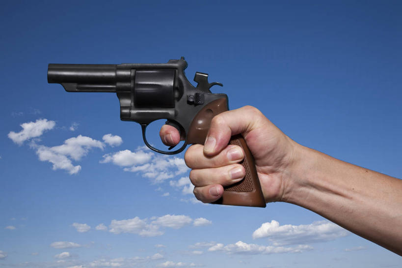 成年人,手,一个人,横图,室外,白天,风险,美国,仅一个男性,对抗,枪支,云,拿着,人体,摄影,保护,部分,犯罪,扳机,危险,彩图,社会问题