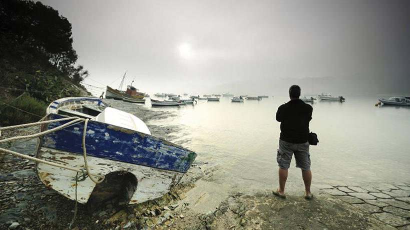 成年人,一个人,站,横图,室外,日出,河流,雾,船,葡萄牙,仅一个男性,停靠,短裤,黎明,休闲装,背面,天空,自然,运输,摄影,停泊,休闲活动,彩图,独处