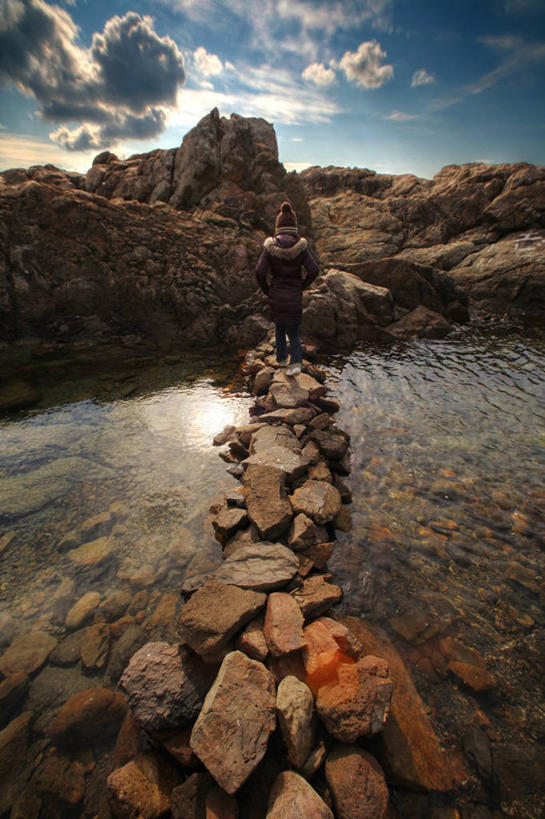 成年人,一个人,竖图,室外,日本,仅一个女性,日本文化,反射,海岸线,云,联系,石墙,背面,天空,自然,黄昏,摄影,岩层,防波堤,岩石,步行,彩图