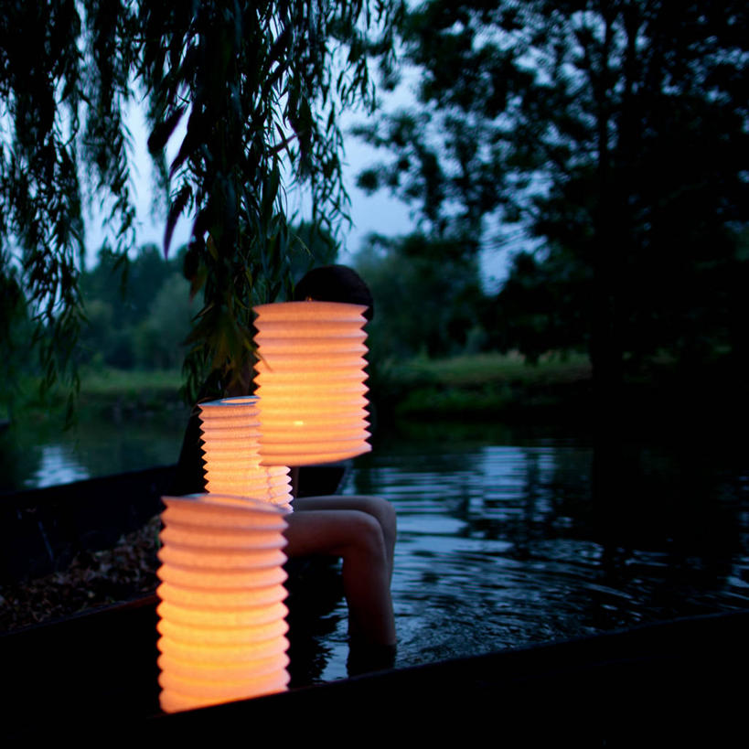 成年人,腿,一个人,方图,水,法国,仅一个女性,波纹,纸灯笼,树,放松,人体,摄影,照亮,四肢,休闲活动,彩图