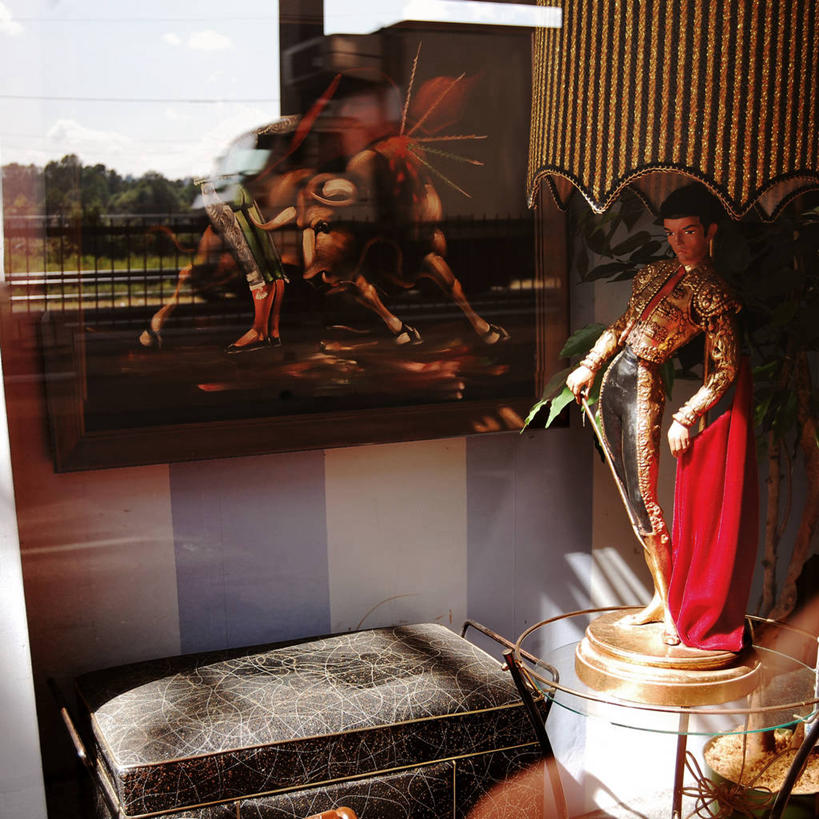 无人,方图,室内,白天,窗户,落地窗,桌子,橱窗,加拿大,反射,标志,雕像,符号,标识,玻璃窗,零售,摄影,古董,斗篷,玻璃橱窗,性别符号,大不列颠哥伦比亚,美术工艺,彩图,传统服装,男性符号,新威斯敏斯特