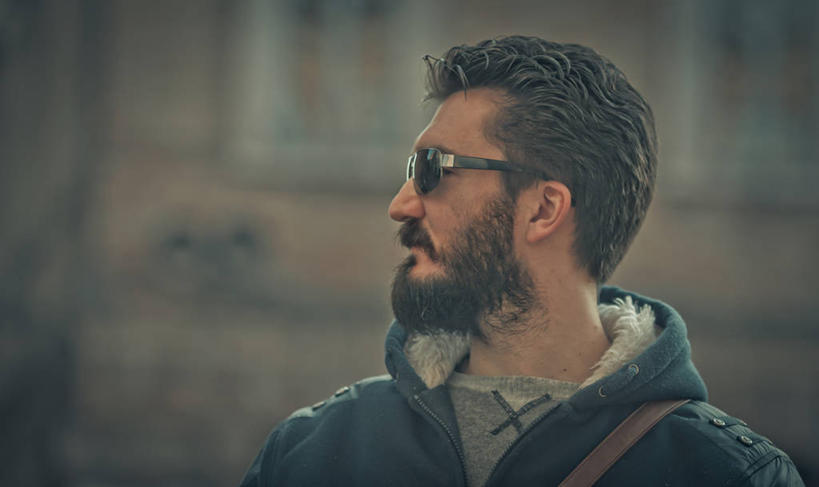 成年人,中年人,脸,头,脸颊,胡须,一个人,横图,室外,白天,正面,意大利,仅一个男性,仅一个人,仅一个中年男性,肩膀,太阳镜,思考,个性,摄影,乌比诺,男人,男性,中年男性,头部,胡子,络腮胡,脸部,脸蛋,面部,彩图,旅行