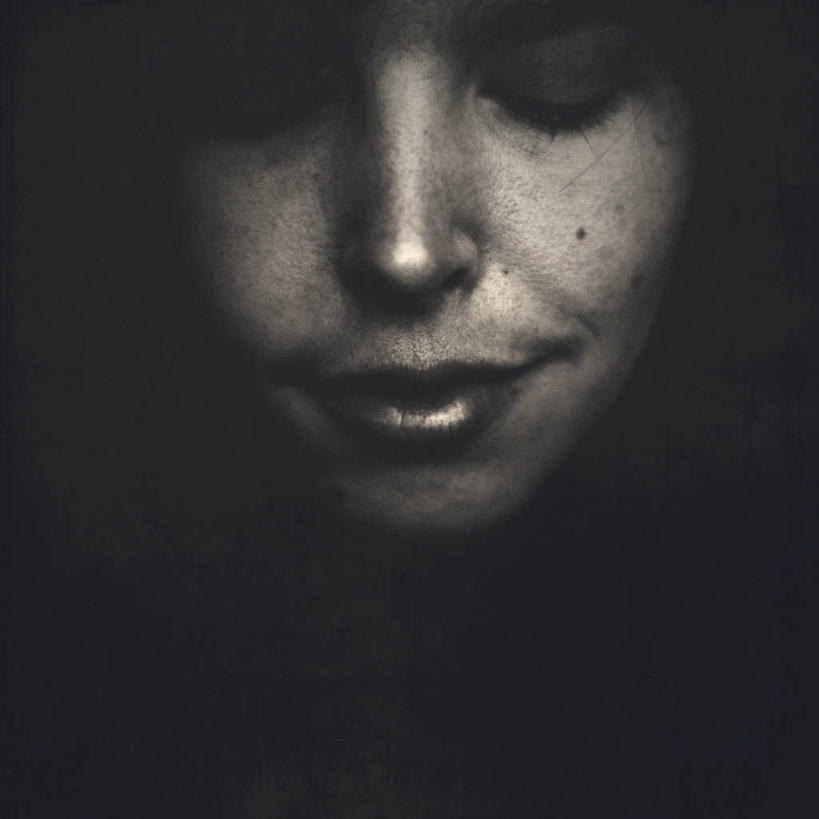 西方人,成年人,中年人,一个人,微笑,方图,黑白,室内,特写,满意,幸福,寂寞,欧洲,美国,欧洲人,仅一个女性,仅一个人,仅一个中年女性,个性,人体,摄影,部分,雀斑,女人,女性,中年女性,白种人,闭着眼睛