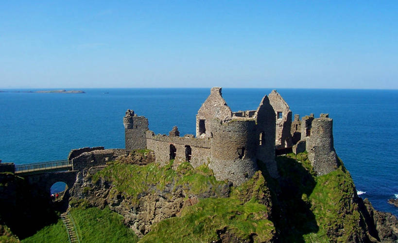 无人,横图,室外,白天,海洋,建筑,英国,城堡,水平线,苔藓,历史,废墟,自然,摄影,万里无云,安特里姆郡,岩石,彩图,爱尔兰文化,巨人之路