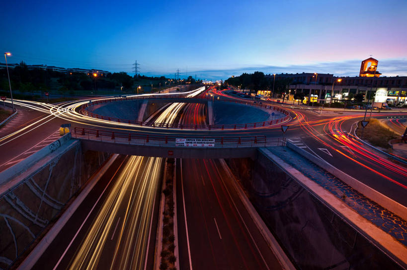 无人,横图,室外,夜晚,长时间曝光,路,西班牙,圆形,交通,首都,天空,马德里,运输,摄影,尾灯,迅速,照亮,高架道路,彩图