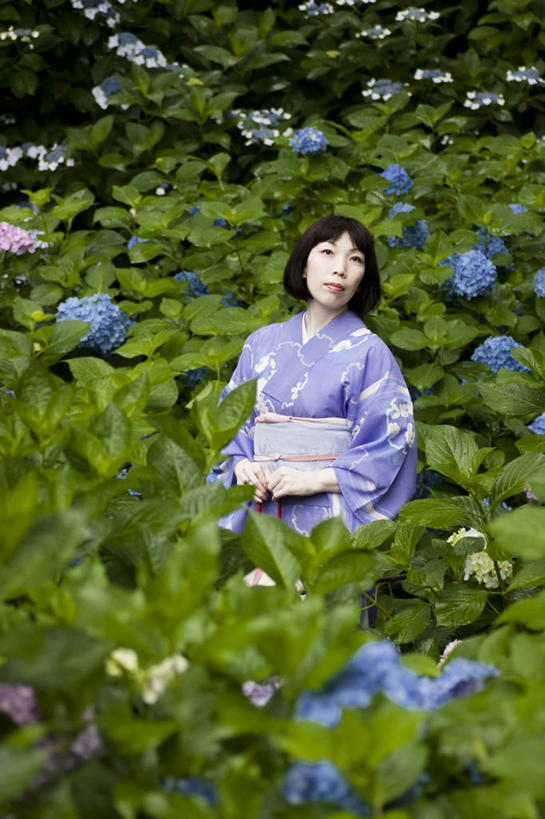 东方人,成年人,中年人,老年人,一个人,站,竖图,室外,白天,正面,满意,骄傲,植物,八仙花,叶子,日本,亚洲,仅一个女性,仅一个人,和服,日本文化,拿着,黄种人,绣球花,仅一个中年女性,日本人,个性,摄影,京都府,园林,紫阳花,洋绣球,肖像,草绣球,斗球,七变化,粉团花,善变,女人,女性,中年女性,亚洲人,半身,彩图,传统服装,波波头
