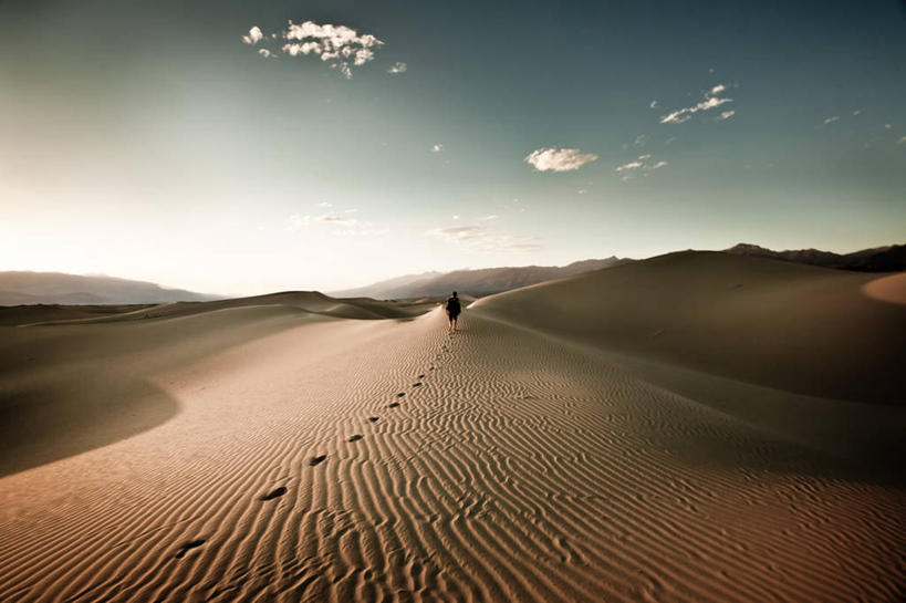 一个人,横图,室外,探险,沙漠,美国,脚印,波纹,沮丧,光,云,沙丘,天空,自然,黄昏,摄影,宁静,加利福尼亚,死亡谷国家公园,大盆地国家公园,冒险,步行,彩图,独处