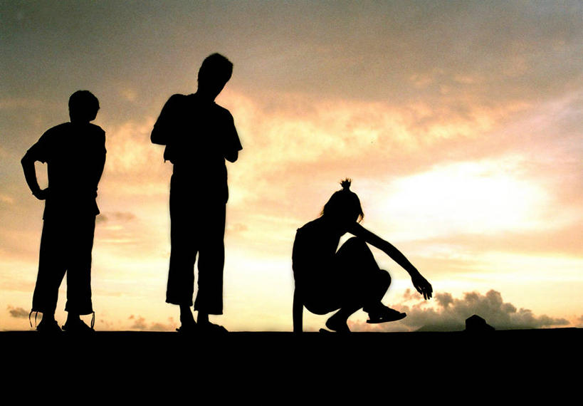 儿童,三个人,站,坐,横图,室外,纯洁,日本,云,天空,自然,黄昏,叉腰,可爱,乐趣,童年,童趣,摄影,宁静,享乐,剪影,童真,烂漫,无邪,鹿儿岛县,屋久岛,天真,男孩,女孩,彩图