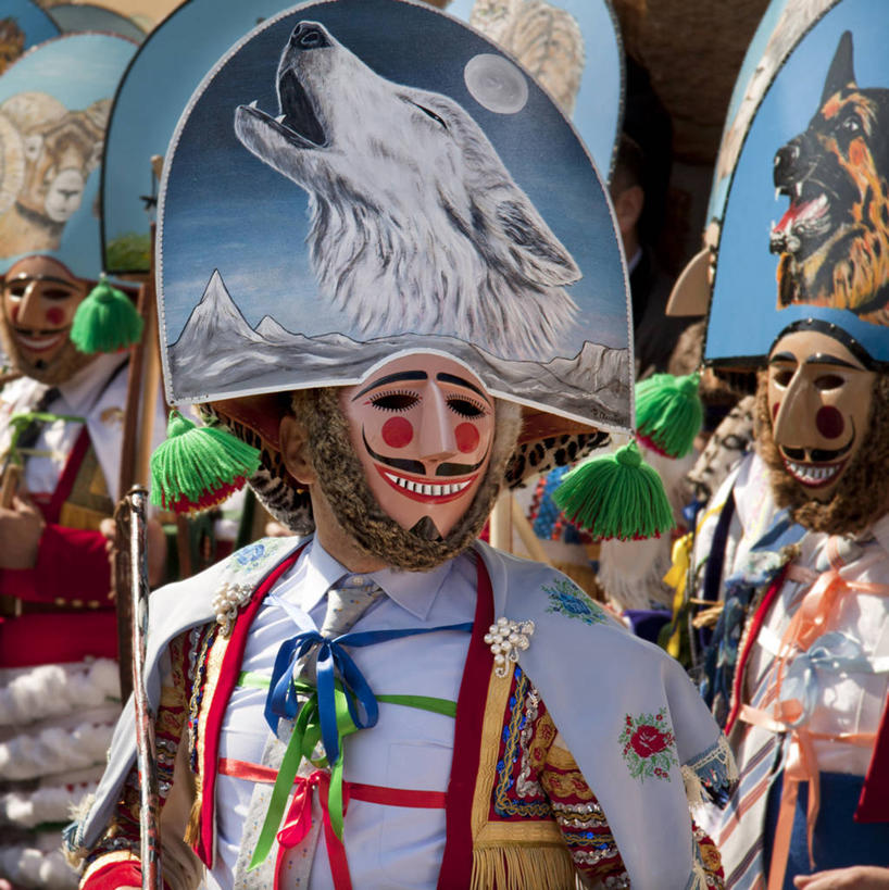 竖图,室外,白天,西班牙,狂欢节,庆祝,许多人,一群人,幻想,摄影,彩图,传统服装,传统文化,传统节日