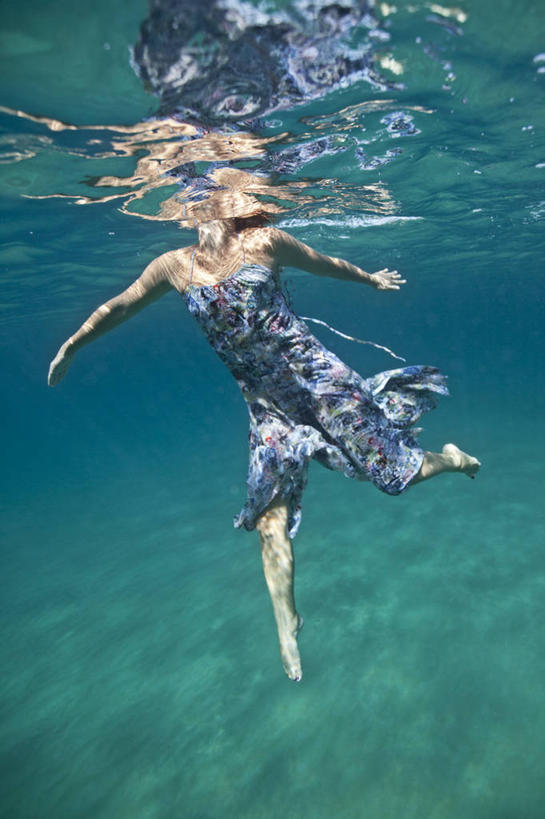 游泳,成年人,一个人,竖图,正面,水下,水,西班牙,仅一个女性,波纹,反射,自然,乐趣,摄影,部分,享乐,休闲活动,彩图