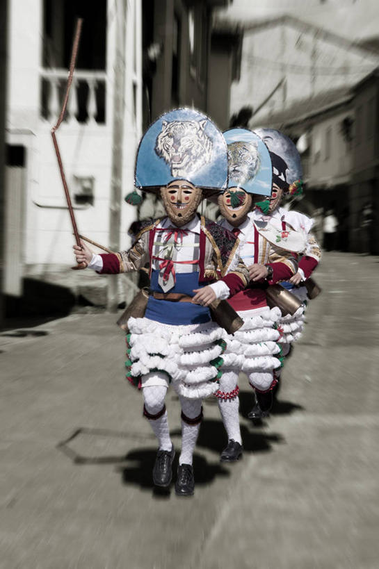 三个人,跑,竖图,室外,白天,正面,建筑,路,西班牙,狂欢节,阴影,庆祝,拿着,摄影,彩图,传统服装,传统文化,传统节日