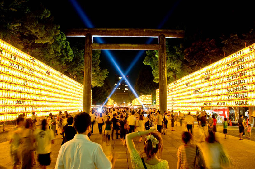 横图,室外,夜晚,运动模糊,城市,日本,光束,许多人,休闲装,树,背面,一群人,摄影,照亮,照明设备,彩图