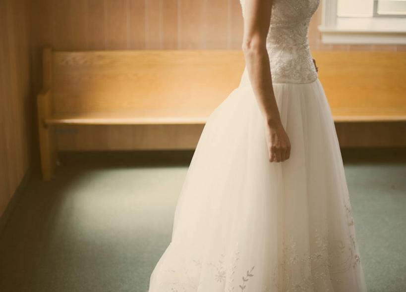 成年人,一个人,新娘,横图,室内,侧面,婚纱,美国,仅一个女性,庆祝,木制,长椅,墙,光,思考,摄影,新泽西,彩图