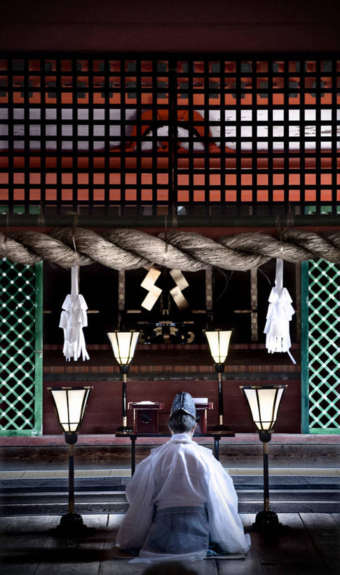 成年人,一个人,竖图,室内,广岛县,日本,仅一个男性,日本文化,木制,灯,背面,祈祷,摄影,宗教,灵性,跪着,半身,彩图,传统服装,传统文化,宫屿