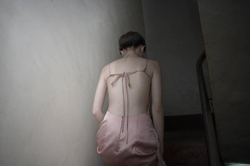 成年人,一个人,栏杆,攀登,横图,室内,婚纱,性感,楼梯,台湾,仅一个女性,注视,背面,观察,看,人体,摄影,观看,后背,察看,关注,彩图