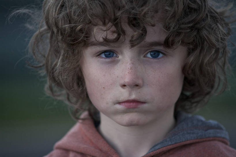 西方人,儿童,眼睛,一个人,横图,室外,特写,白天,正面,纯洁,爱尔兰,欧洲,欧洲人,仅一个男性,仅一个人,服装,休闲装,小孩,衣服,蓝色,仅一个小孩,休闲,思考,休闲服,连帽衫,可爱,童年,童趣,摄影,服饰,雀斑,肖像,帽衫,童真,烂漫,无邪,天真,男孩,男人,男性,白种人,孩子,卷发,彩图,男生,独处,高维郡