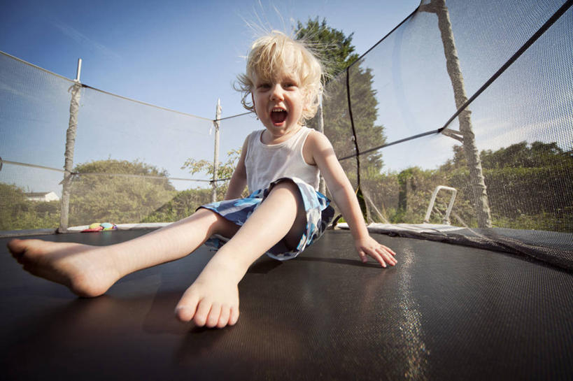 西方人,儿童,头发,一个人,坐,跳,笑,横图,室外,白天,快乐,幸福,纯洁,蹦床,英国,欧洲,欧洲人,仅一个男性,仅一个人,休闲装,树,小孩,天空,仅一个小孩,金色,可爱,乐趣,童年,童趣,摄影,享乐,肖像,童真,烂漫,无邪,兰开夏,天真,男孩,男人,男性,白种人,孩子,跳跃,彩图,男生