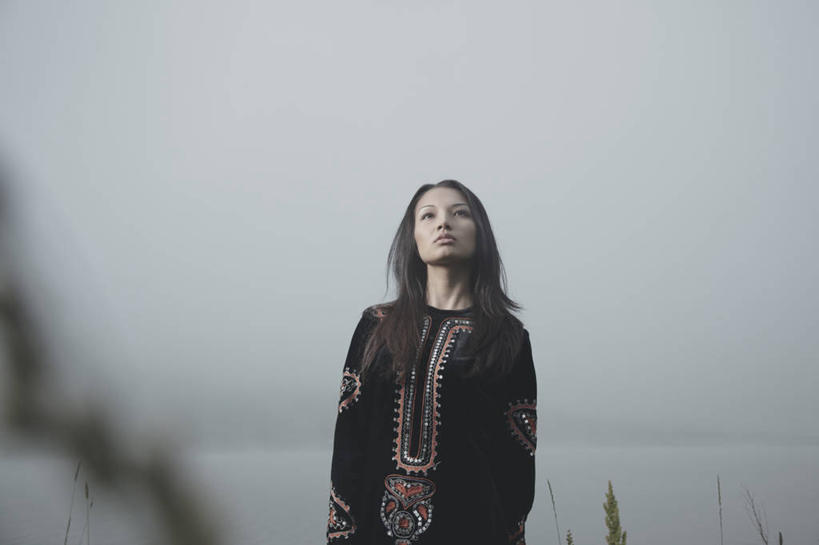 成年人,一个人,站,横图,室外,白天,正面,湖,雾,哈萨克斯坦,仅一个年轻女性,仅一个女性,仅一个人,天气,休闲装,草,天空,向上看,思考,摄影,悲哀,阿拉木图,年轻女性,女人,女性,亚洲人,年轻人,半身,彩图,独处,白日梦