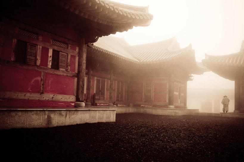 成年人,一个人,横图,室外,白天,雾,建筑,济州岛,韩国,仅一个男性,屋顶,天气,天空,摄影,宗教,佛教,僧侣,彩图,独处