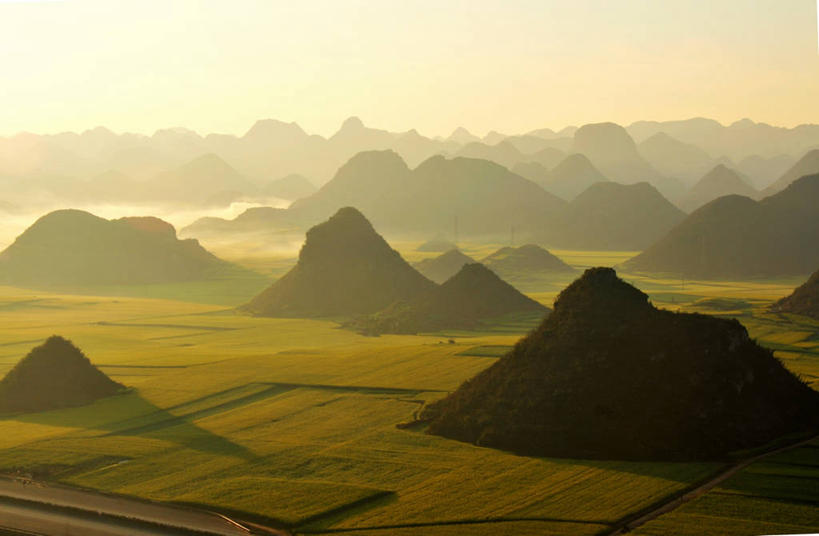 无人,横图,室外,农业,农作物,美景,山,山脉,雾,沮丧,地形,景观,田地,黎明,喀斯特,天空,自然,油菜花,景色,摄影,宁静,早晨,自然风光,剪影,罗平,云南省,彩图