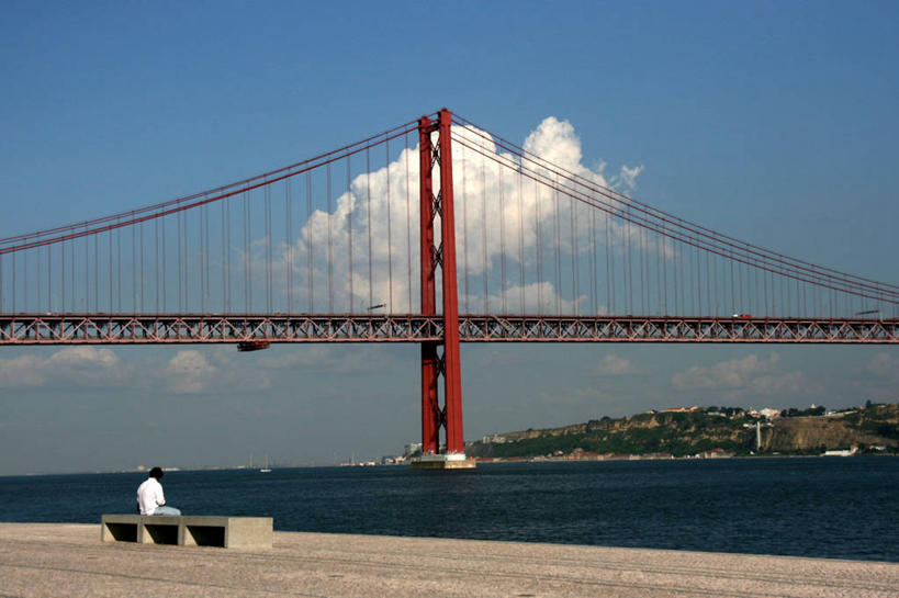 一个人,坐,横图,室外,白天,河流,城市,建筑,葡萄牙,长椅,云,桥,首都,联系,休闲装,里斯本,天空,运输,摄影,吊桥,塔霍河,彩图,独处