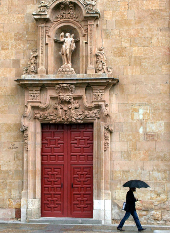 成年人,一个人,竖图,室外,白天,门,建筑,西班牙,仅一个男性,关闭,艺术,伞,拿着,萨拉曼卡,红色,摄影,巨大,庞大,保护,封闭,宏大,硕大,伟大,设计,步行,彩图