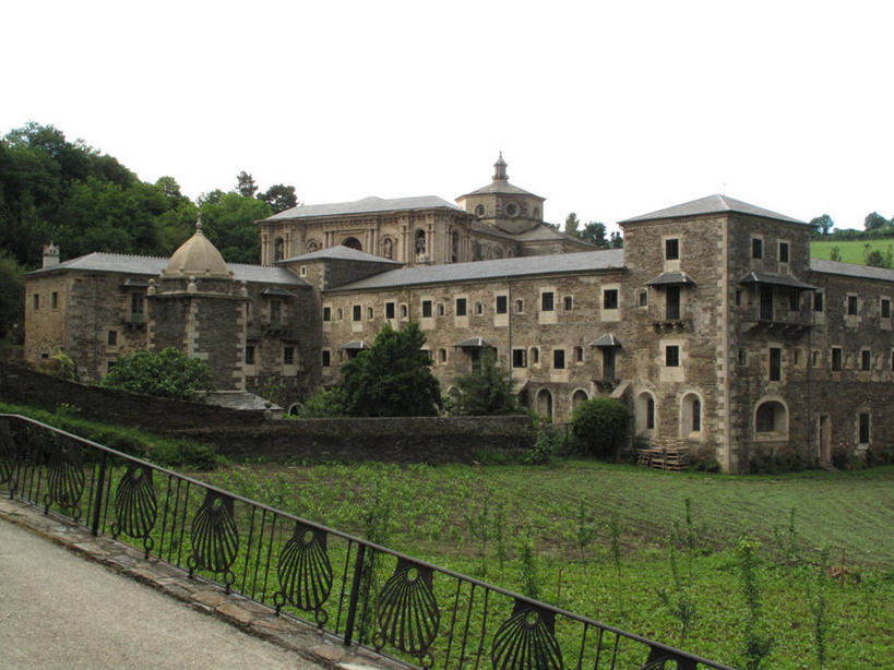 无人,栏杆,横图,室外,白天,建筑,西班牙,欧洲,历史,草,树,摄影,基督教,南欧,修道院,万里无云,西班牙王国,圣地亚哥.德孔波斯特拉古城,加利西亚,加利西亚自治区,彩图