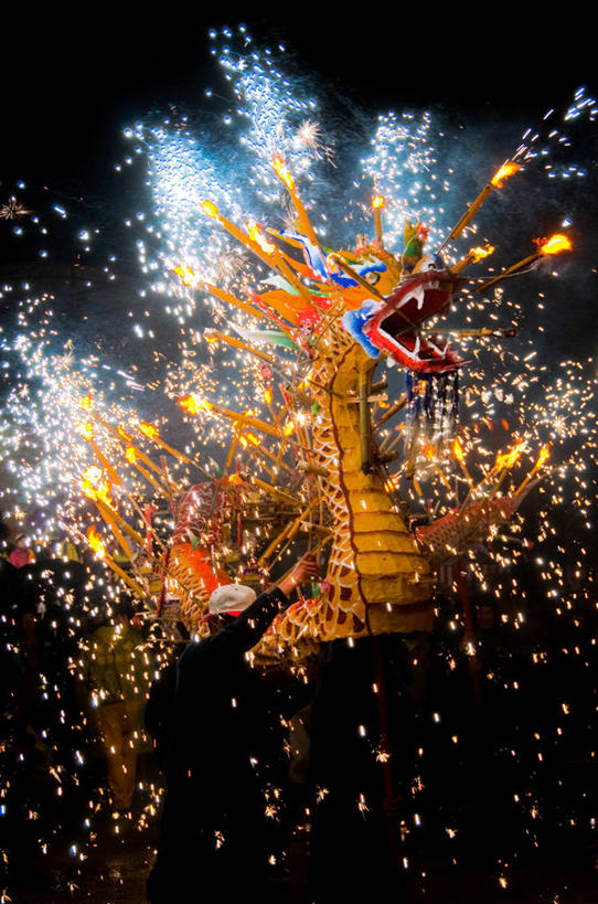 一个人,竖图,室外,夜晚,台湾,元宵节,庆祝,焰火,摄影,照亮,享乐,彩图,传统文化,传统节日