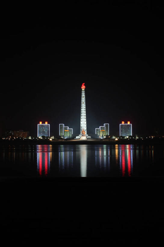 无人,码头,竖图,室外,夜晚,河流,城市,港口,建筑,朝鲜,对称,反射,塔,现代,天空,摄影,照亮,平壤,彩图,摆渡口,埠头,渡口,渡头,港湾,海港,货运码头,口岸,商港,主体思想塔