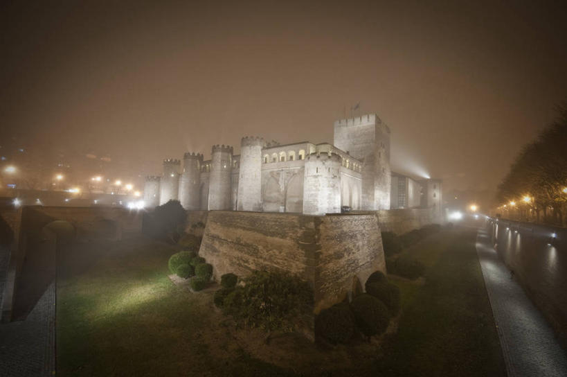 无人,横图,室外,夜晚,雾,建筑,西班牙,天气,历史,天空,地标建筑,摄影,灌木,照亮,阿拉贡,彩图