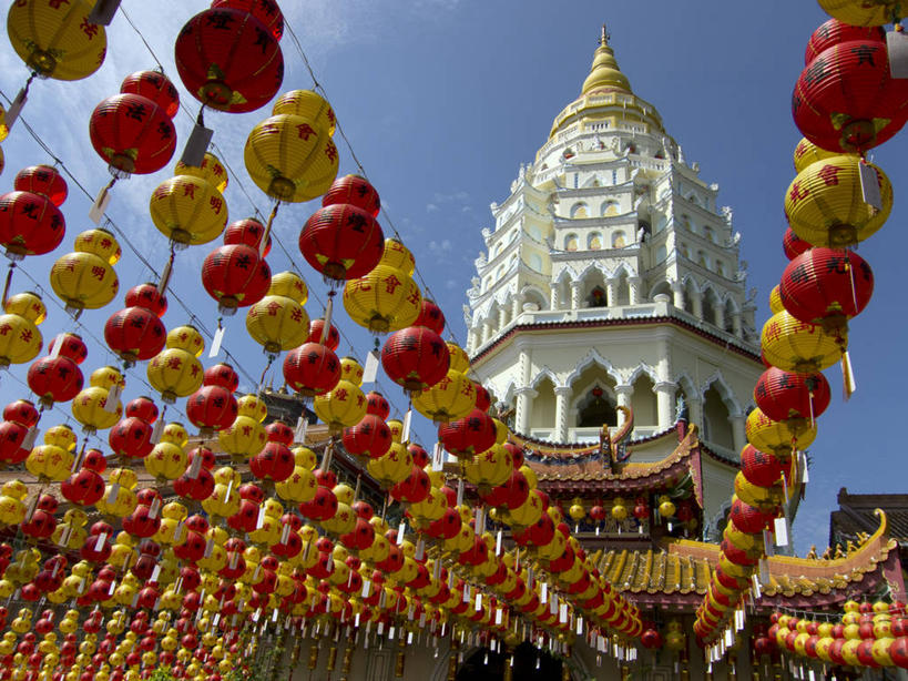 无人,横图,室外,白天,建筑,照明,马来西亚,一排,吊挂,悬挂,整齐,灯笼,纸灯笼,云,挂,排列,天空,灯具,摄影,宗教,佛教,多样,照亮,照明设备,队列,极乐寺,彩图,槟榔屿州