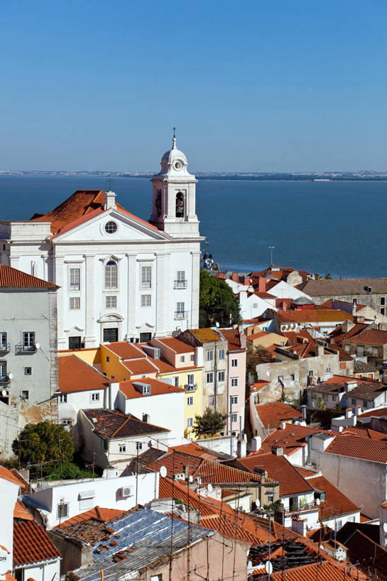 无人,教堂,竖图,俯视,室外,白天,度假,海洋,美景,城市风光,城市,建筑,葡萄牙,欧洲,屋顶,景观,水平线,首都,娱乐,里斯本,享受,休闲,景色,放松,摄影,宗教,基督教,宗教建筑,南欧,万里无云,塔霍河,葡萄牙共和国,阿尔法玛,彩图,高角度拍摄,大教堂,河口