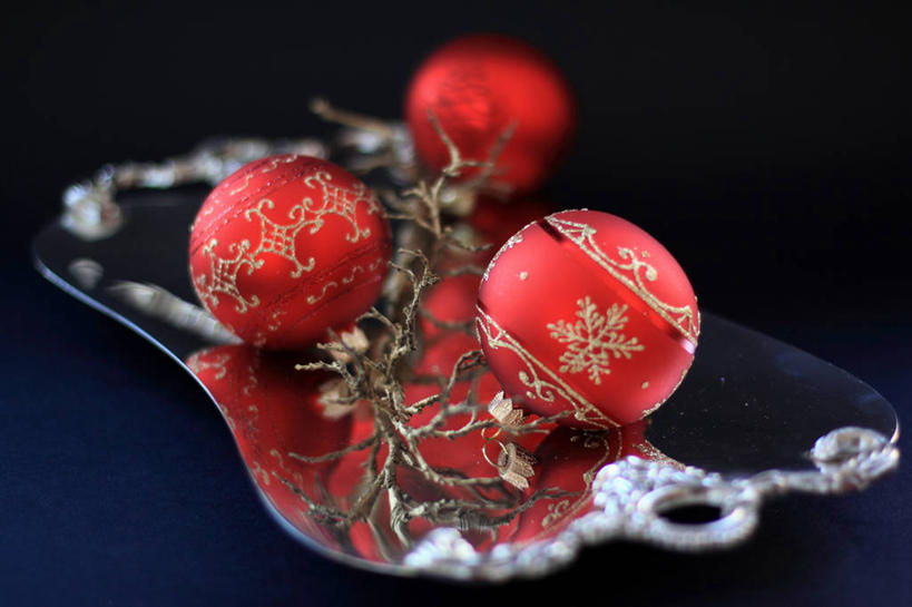 无人,横图,乌克兰,黑色背景,反射,餐盘,装饰品,三个,红色,摄影,佛教,经文,嫩枝,美术工艺,设计,彩图,影棚拍摄