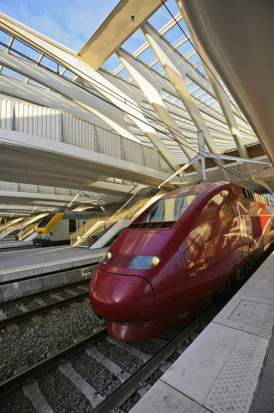 无人,竖图,室内,白天,建筑,路,铁路,火车,车站,比利时,轨道,站台,公共交通,交通,铁轨,月台,运输,摄影,停止,抵达,暂停,停滞,彩图,旅行,列日