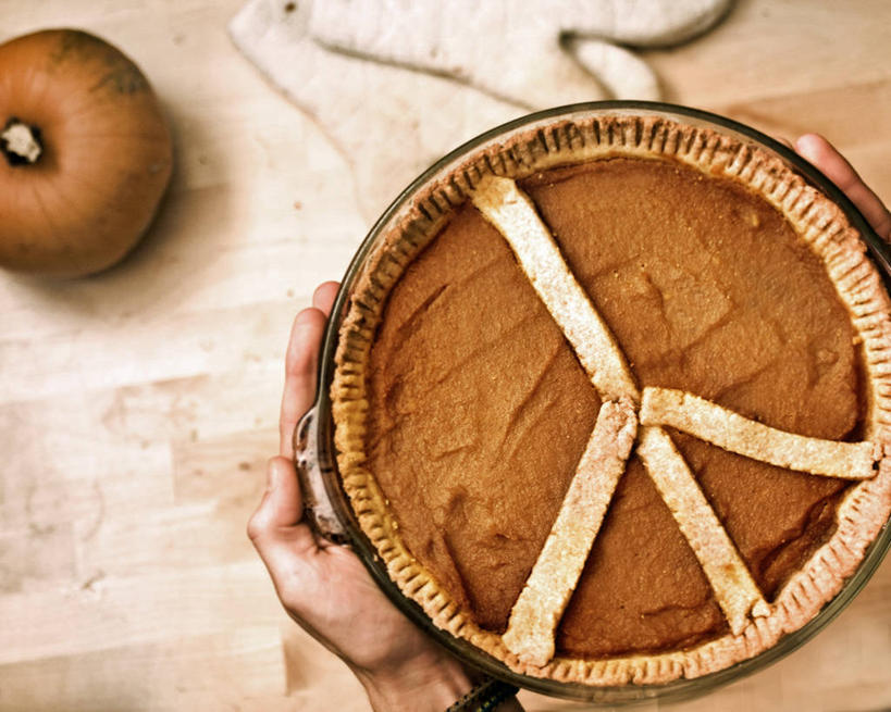 手,一个人,横图,室内,加拿大,拿着,饮食,人体,摄影,部分,清新,和平,大不列颠哥伦比亚,南瓜派,彩图