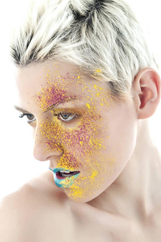 西方人,成年人,脸,头,脸颊,头发,一个人,竖图,特写,白色背景,时尚,法国,巴黎,欧洲,欧洲人,仅一个年轻女性,仅一个女性,仅一个人,首都,裸露,肩膀,彩妆,摄影,部分,染发,裸,年轻女性,女人,女性,白种人,年轻人,头部,脸部,脸蛋,面部,彩图,影棚拍摄,魅力,短发